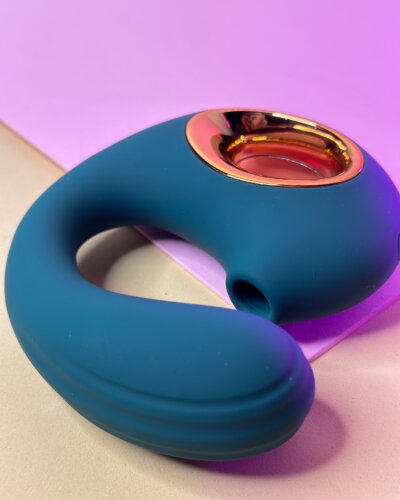 Esse vibrador de ponto G e clitóris que vai te levar às alturas com suas vibrações e pulsações irresistíveis! São 10 modos de vibração e 3 modos de pulsação, ele vai te fazer sentir coisas que você nem sabia que precisava.